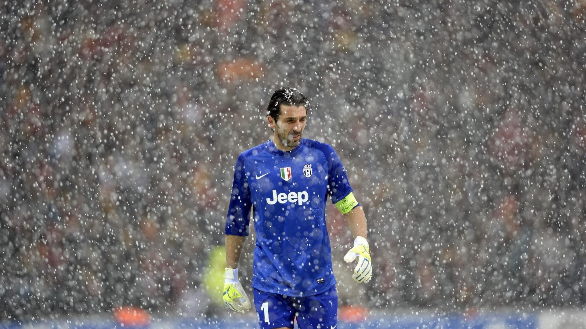 门神佩尼亚赛场外的温馨时刻，社交媒体晒带娃照，球迷齐赞超级奶爸